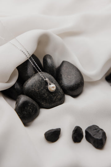 Λευκόχρυσο κολιέ Κ14 Ροζέτα με Μαργαριτάρι NL5103.207